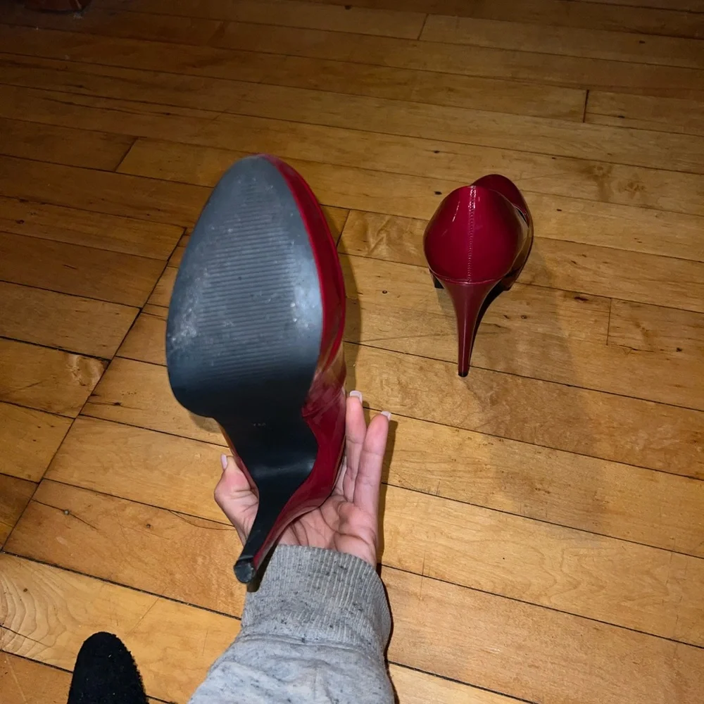 Guess Red Heels Size 7 - Picture 5 of 6